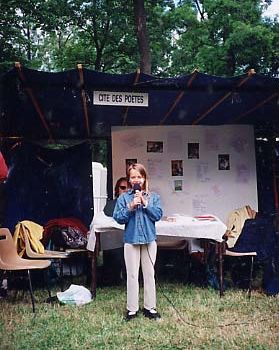 Un enfant au micro